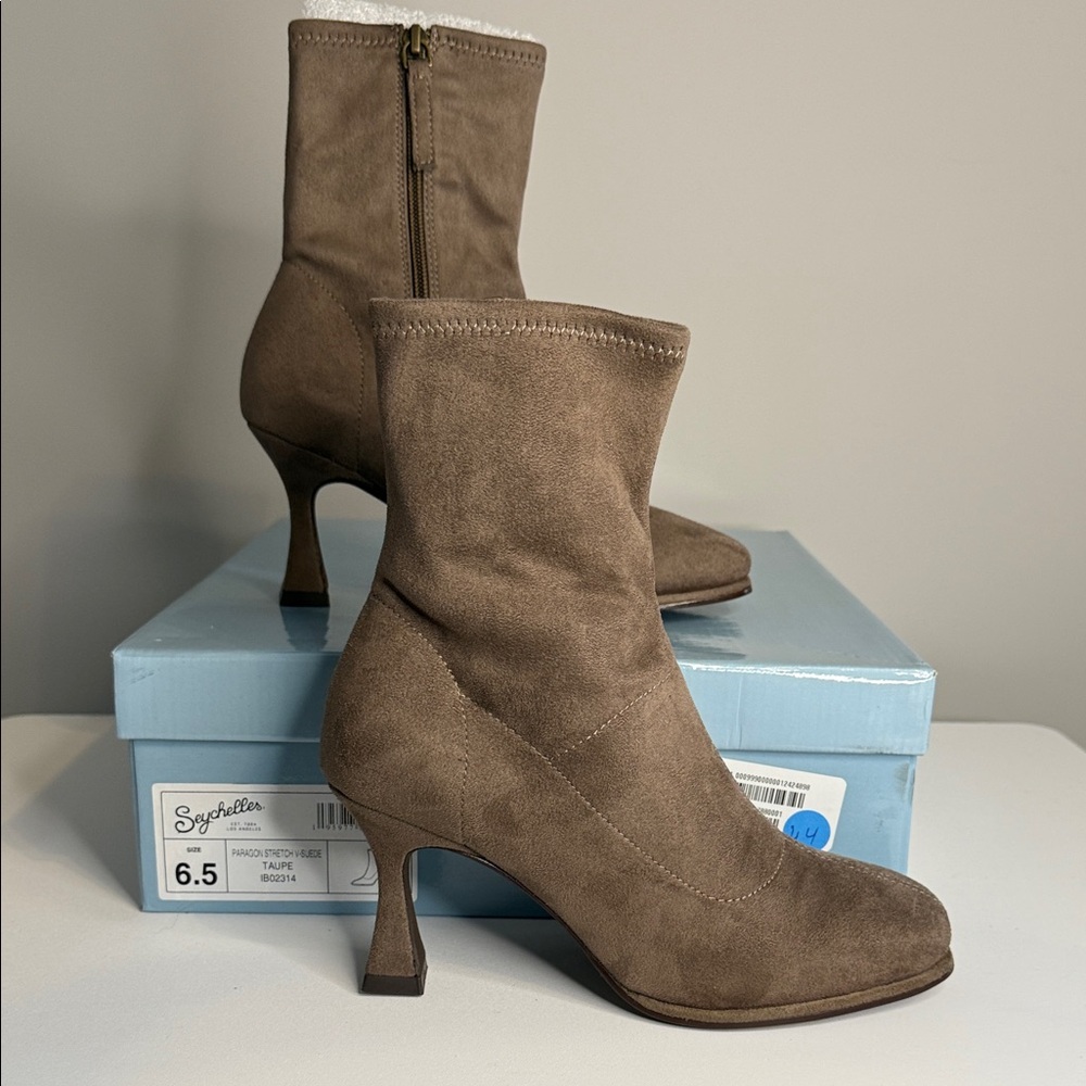 Seychelles Paragon Stretch V-Suede Taupe Heeled Boots - sz 6.5 - NIB